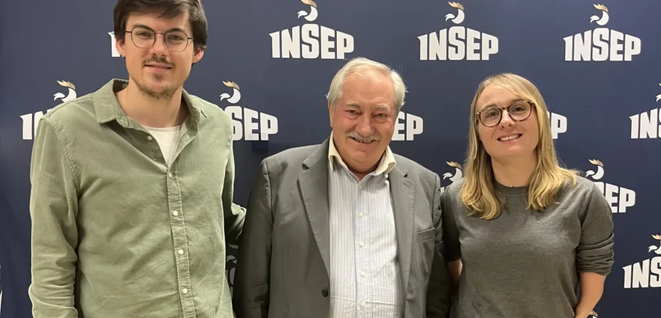 Clément Berthier, Alain Régnault, Sophie Caverzan prennent la pause ensemble en souriant lors du soirée organisée par l'INSEP Alumni.