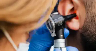 Médecin qui ausculte les oreilles d'un patient