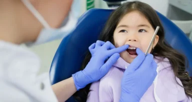 une enfant chez le dentiste.