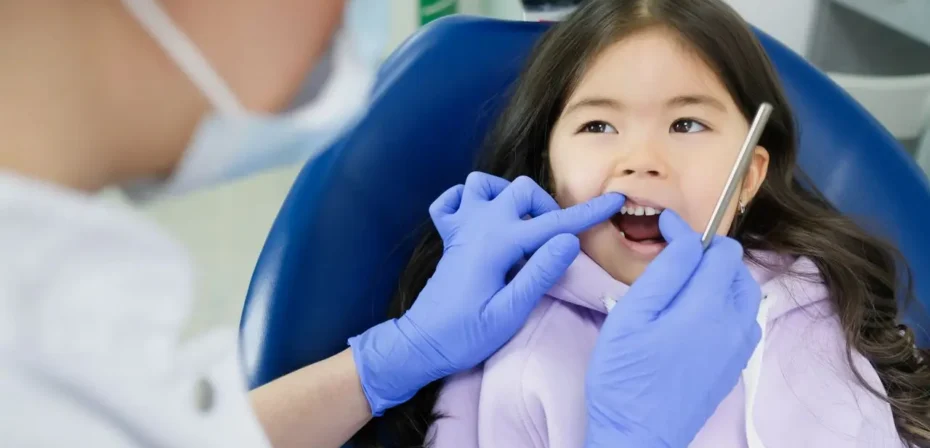 une enfant chez le dentiste.