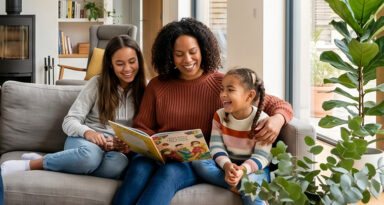 famille proche lisant un livre