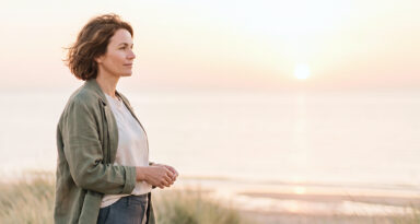 femme premier plan regardant la mer au loin