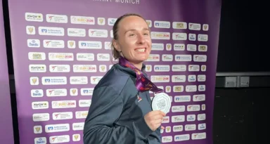 Sophie Caverzan qui montre fièrement sa médaille.