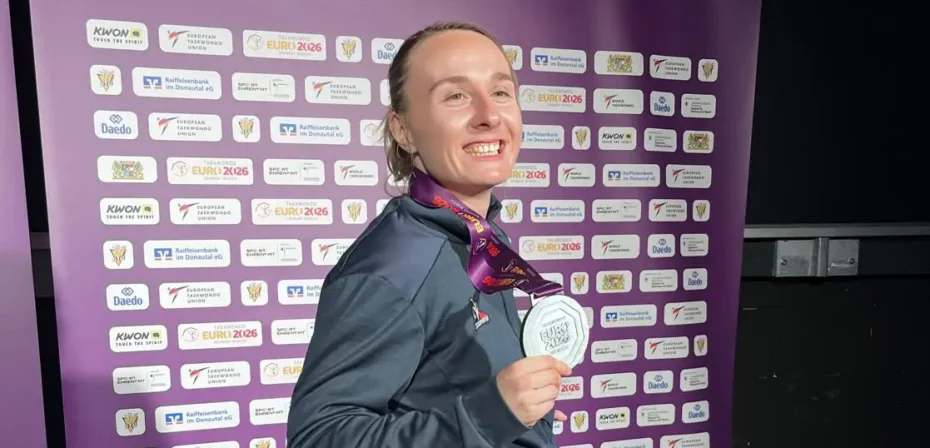 Sophie Caverzan qui montre fièrement sa médaille.