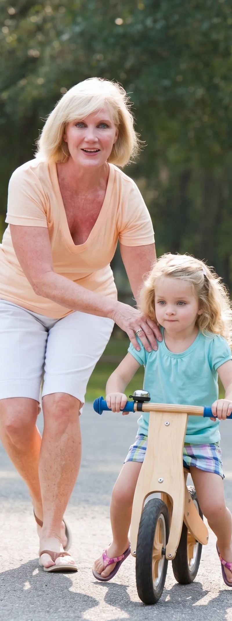 mère et fille qui jouent dehors