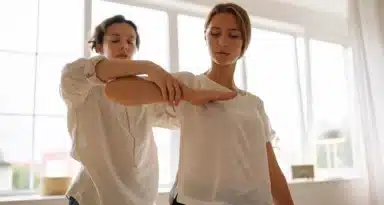 Une kinésithérapeute qui manipule une patiente