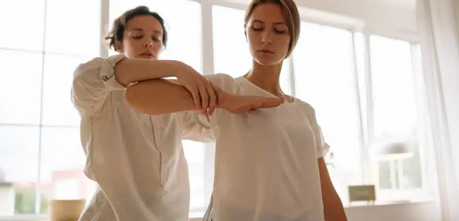 Une kinésithérapeute qui manipule une patiente