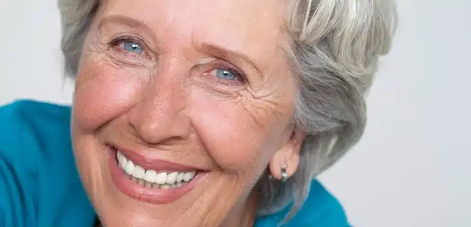 Portrait en gros plan d'une femme senior joyeuse avec des belles dents.