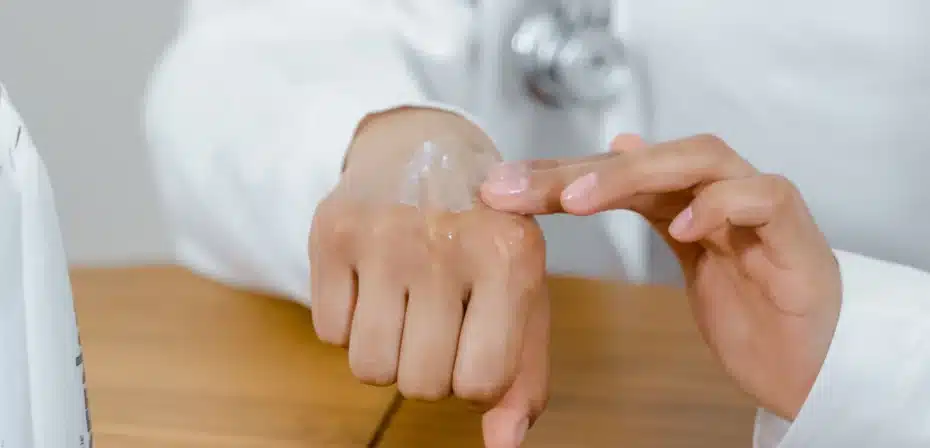 Une dermatologue qui étale de la crème sur sa main