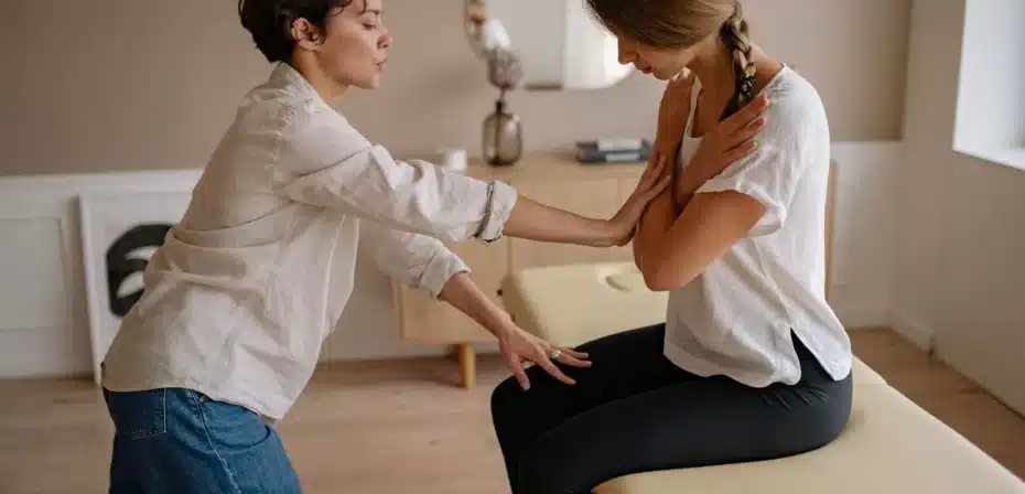 Une kinésithérapeute qui manipule une patiente