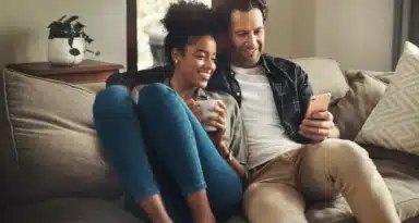 Un couple qui regarde leur téléphone mobile