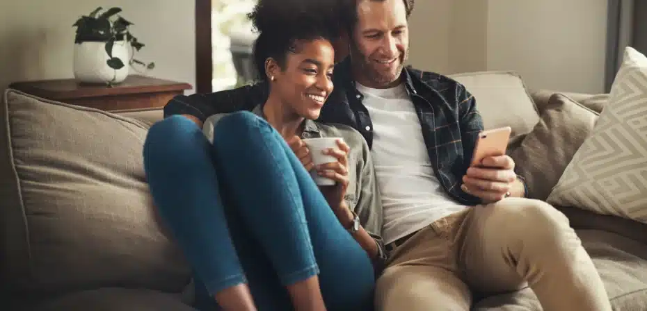 Un couple qui regarde leur téléphone mobile