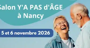 Une femme et un homme senior qui rient ensemble.