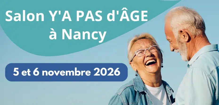 Une femme et un homme senior qui rient ensemble.