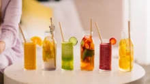 Plusieurs jus détox déposés sur une table.