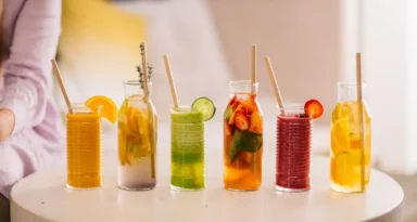 Plusieurs jus détox déposés sur une table.