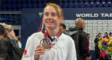 Sophie Caverzan montrant sa médaille de bronze remportée lors du Paris 2026 World Para-Taekwondo Grand Prix Series